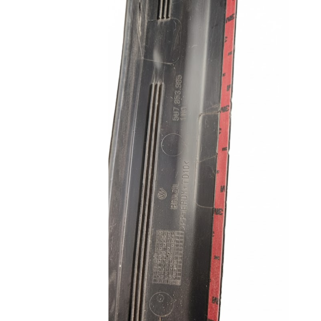 MOLDURA TAPA BATEA (CAJA) VOLKSWAGEN SAVEIRO 2010 AL 2018 TRAS IZQ ORIGINAL COD. 5U7853985