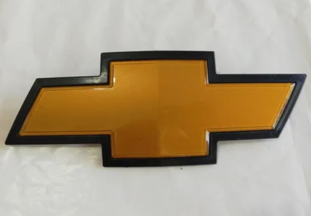INSIGNIA ORIGINAL PARRILLA LOGO CHEVROLET SILVERADO DE 2007 AL 2013 26X10CM C/FILO NEG 1 PZA ( 4CHEM)