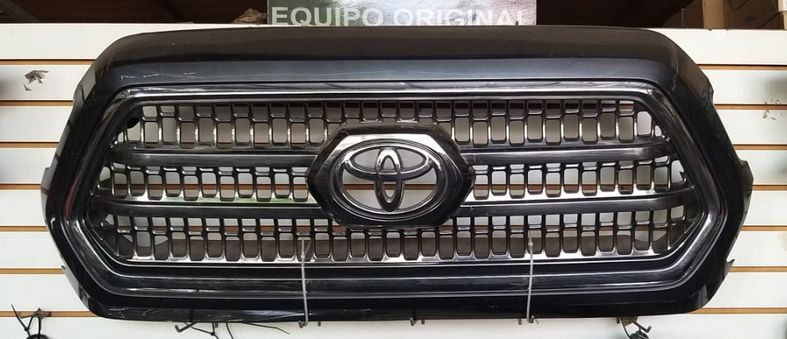 PARRILLA TOYOTA TACOMA DE 2016 AL 2018 C/MOLD CROM F/NEG C/EMBLEMA USADO ORIGINAL
