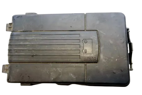 CUBIERTA BATERIA VOLKSWAGEN JETTA 2011 AL 2018/ BORA 2005 AL 2010/ BEETLE 2012 AL 2017/ PASSAT 2006 AL 2010/ GOLF GTI 2007 AL 2009/ AUDI A3 2004 AL 2008/ LEON 2006 AL 2009/ ALTEA 2005 AL 2008