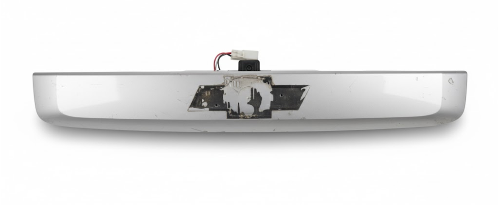 MOLDURA CAJUELA CHEVROLET SUBURBAN/ YUKON/ TAHOE 2007 AL 2014 S/EMBLEMA C/CAMARA DE REVERSA TRAS DESMONTADO ORIGINAL COD. 15893577