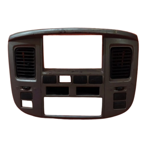 [MTNI-UR08-USORI53] MOLDURA TABLERO (RADIO) NISSAN URVAN  2008 AL 2012 C/REJILLA P/AIRE S/CONTROL CLIMA INT CENT DEL DESMONTADO ORIGINAL COD. 68260-VZ00A