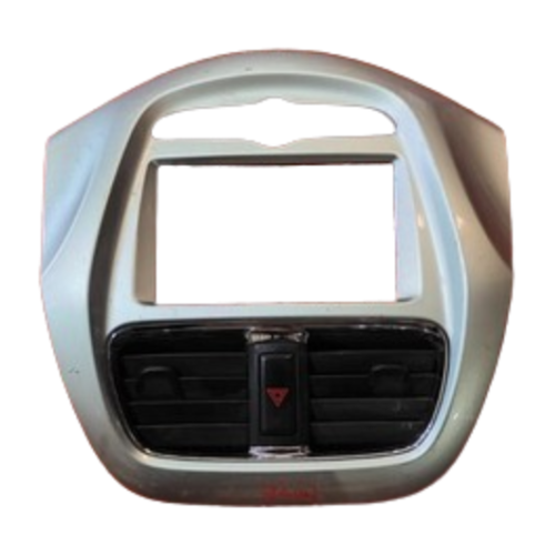 [MTCH-BE18-USORCMPAI53] MOLDURA TABLERO (RADIO) CHEVROLET BEAT 2018 AL 2021 C/BOTON P/INTERMITENTES C/REJILLAS P/AIRE INT CENT DEL DESMONTADO ORIGINAL COD. 42547944