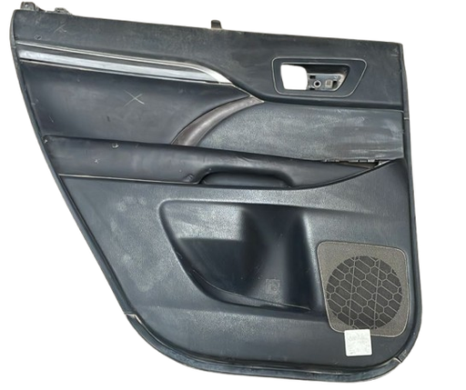 [TATO-HI14-42] TAPA (PANEL) PUERTA TOYOTA HIGHLANDER 2014 AL 2016 TRAS IZQ ORIGINAL USADO
