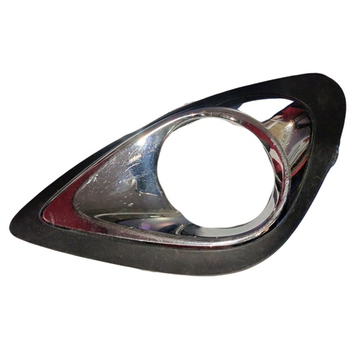 [RENI-MA14-2US] REJILLA (PARRILLA) NISSAN MARCH DE 2014 AL 2020 P/FARO AUX C/CROM IZQ DESMONTADO ORIGINAL